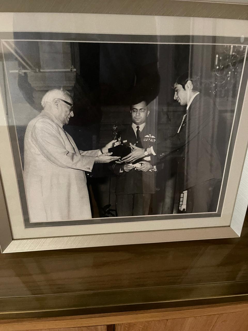 Prakash Padukone receiving award from Indian President